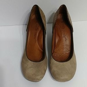 gentle souls tan low wedge heel shoes  Sz 8M
